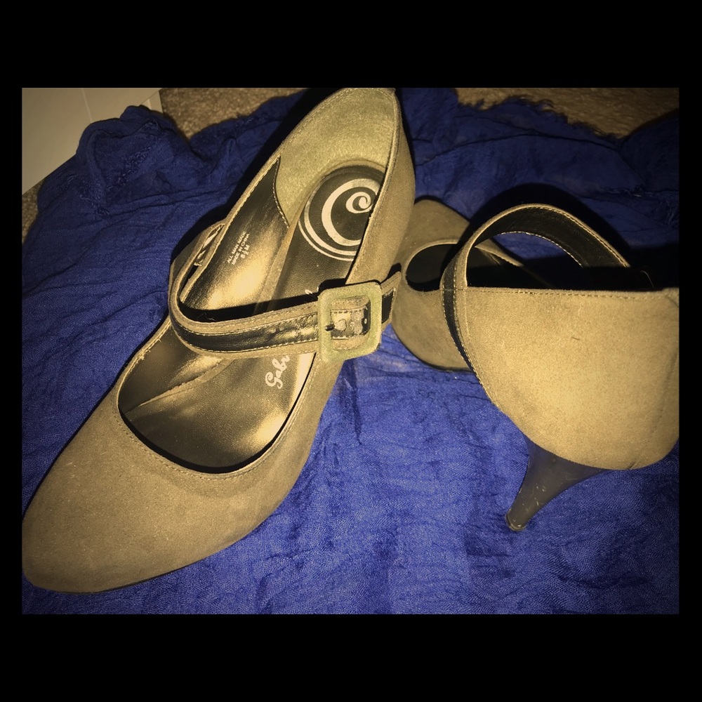 Green retro pumps